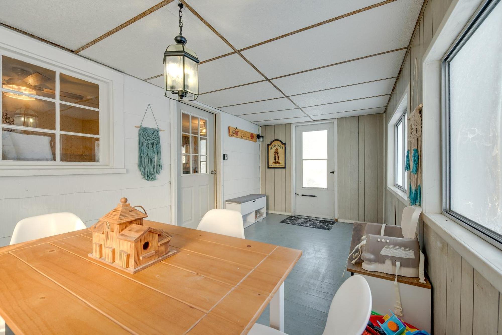 Charming Vacation With Fire Pit! Blakeslee